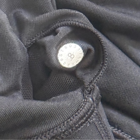 Women’s Lululemon Black Sports Bra with Criss Cross Straps! Size 8! - Picture 6 of 6